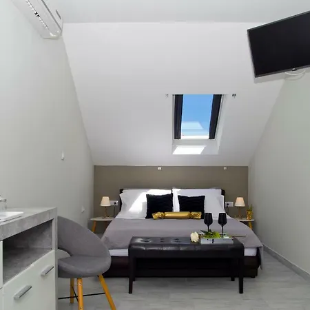 Center Apartment Split